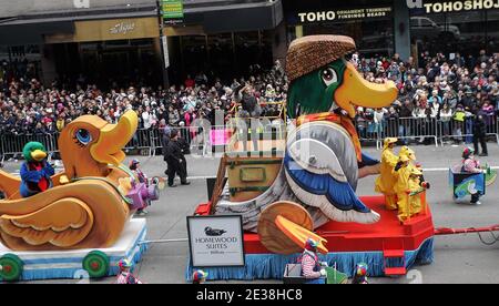 La chanteuse australienne Kylie Minogue participe au 84e défilé annuel de la fête de Thanksgiving de Macy à New York, NY, le 25 novembre 2010. Photo de Charles Guerin/ABACAUSA.COM Banque D'Images