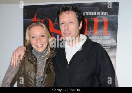 Antoine de Maximy et sa petite amie Cecile assistaient à la première du film documentaire 'Toscan' sur la vie du producteur Daniel Toscan du Plantier au théâtre de l'Arlequin, à Paris, le 25 novembre 2010. Photo de Mireille Ampilhac/ABACAPRESS.COM Banque D'Images