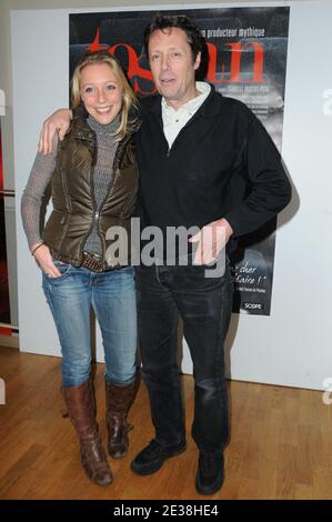 Antoine de Maximy et sa petite amie Cecile assistaient à la première du film documentaire 'Toscan' sur la vie du producteur Daniel Toscan du Plantier au théâtre de l'Arlequin, à Paris, le 25 novembre 2010. Photo de Mireille Ampilhac/ABACAPRESS.COM Banque D'Images