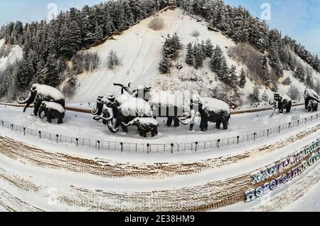 Khanty Mansiysk, Russie -14 janvier 2018 : complexe commémoratif d'Ugra dédié à l'Herd des mammouths. Banque D'Images