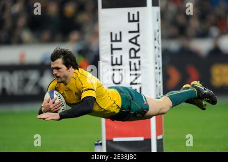 Le 27 novembre 2010, Adam Ashley-Cooper, de l'Australie, a fait un essai lors du Rugby Test-Match, en France contre l'Australie, à la « Stade de France » à Saint-Denis près de Paris, en France. L'Australie a gagné 59-16. Photo de Henri Szwarc/ABACAPRESS.COM Banque D'Images