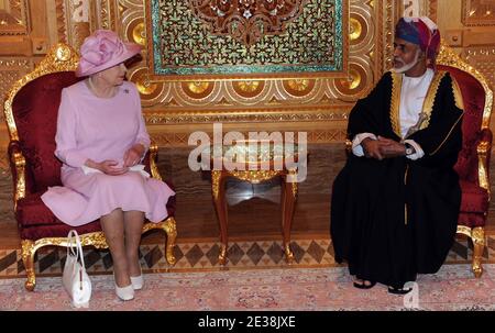 La reine Elizabeth II de Grande-Bretagne siège avec le sultan d'Oman, sa Majesté le sultan Qaboos bin a dit lors d'une visite au Palais Al-Alam à Muscat, Oman, le 26 novembre 2010. Photo de ONA/Mousse/ABACAPRESS.COM Banque D'Images