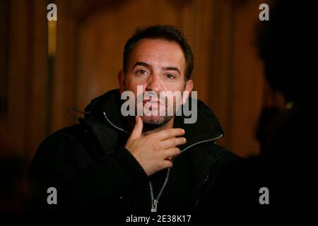 L'acteur français Jean Dujardin pose pour les photographes lors de la photo-aperçu du nouveau film "un balcon sur la mer", à Lille, France, le 29 novembre 2010. Photo de Sylvain Lefevre/ABACAPRESS.COM Banque D'Images