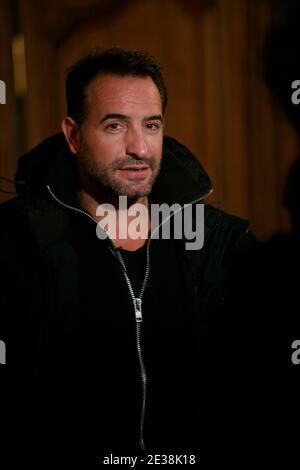 L'acteur français Jean Dujardin pose pour les photographes lors de la photo-aperçu du nouveau film "un balcon sur la mer", à Lille, France, le 29 novembre 2010. Photo de Sylvain Lefevre/ABACAPRESS.COM Banque D'Images