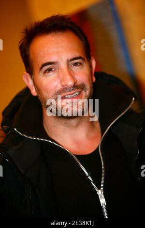 L'acteur français Jean Dujardin pose pour les photographes lors de la photo-aperçu du nouveau film "un balcon sur la mer", à Lille, France, le 29 novembre 2010. Photo de Sylvain Lefevre/ABACAPRESS.COM Banque D'Images