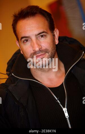 L'acteur français Jean Dujardin pose pour les photographes lors de la photo-aperçu du nouveau film "un balcon sur la mer", à Lille, France, le 29 novembre 2010. Photo de Sylvain Lefevre/ABACAPRESS.COM Banque D'Images