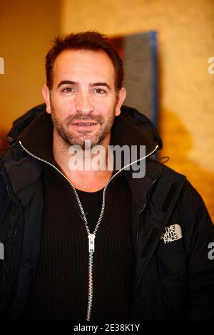 L'acteur français Jean Dujardin pose pour les photographes lors de la photo-aperçu du nouveau film "un balcon sur la mer", à Lille, France, le 29 novembre 2010. Photo de Sylvain Lefevre/ABACAPRESS.COM Banque D'Images
