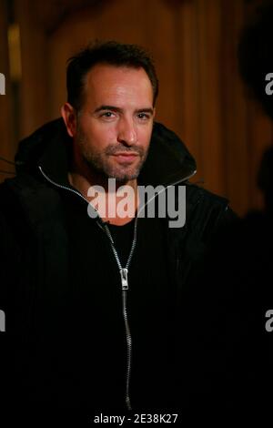 L'acteur français Jean Dujardin pose pour les photographes lors de la photo-aperçu du nouveau film "un balcon sur la mer", à Lille, France, le 29 novembre 2010. Photo de Sylvain Lefevre/ABACAPRESS.COM Banque D'Images