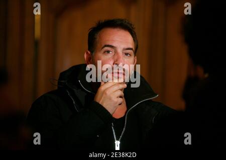 L'acteur français Jean Dujardin pose pour les photographes lors de la photo-aperçu du nouveau film "un balcon sur la mer", à Lille, France, le 29 novembre 2010. Photo de Sylvain Lefevre/ABACAPRESS.COM Banque D'Images