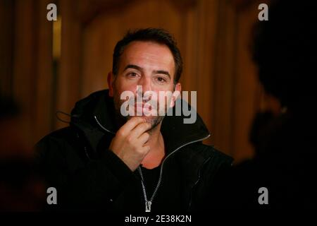 L'acteur français Jean Dujardin pose pour les photographes lors de la photo-aperçu du nouveau film "un balcon sur la mer", à Lille, France, le 29 novembre 2010. Photo de Sylvain Lefevre/ABACAPRESS.COM Banque D'Images