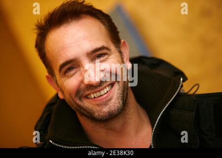 L'acteur français Jean Dujardin pose pour les photographes lors de la photo-aperçu du nouveau film "un balcon sur la mer", à Lille, France, le 29 novembre 2010. Photo de Sylvain Lefevre/ABACAPRESS.COM Banque D'Images