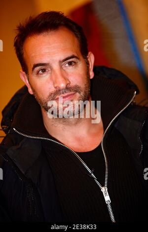 L'acteur français Jean Dujardin pose pour les photographes lors de la photo-aperçu du nouveau film "un balcon sur la mer", à Lille, France, le 29 novembre 2010. Photo de Sylvain Lefevre/ABACAPRESS.COM Banque D'Images
