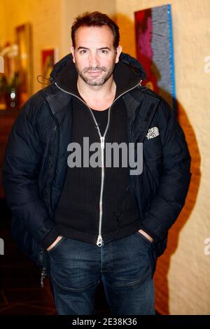 L'acteur français Jean Dujardin pose pour les photographes lors de la photo-aperçu du nouveau film "un balcon sur la mer", à Lille, France, le 29 novembre 2010. Photo de Sylvain Lefevre/ABACAPRESS.COM Banque D'Images
