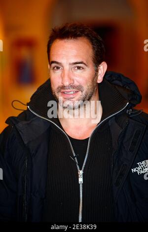 L'acteur français Jean Dujardin pose pour les photographes lors de la photo-aperçu du nouveau film "un balcon sur la mer", à Lille, France, le 29 novembre 2010. Photo de Sylvain Lefevre/ABACAPRESS.COM Banque D'Images