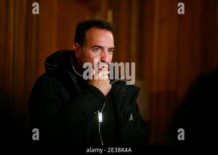 L'acteur français Jean Dujardin pose pour les photographes lors de la photo-aperçu du nouveau film "un balcon sur la mer", à Lille, France, le 29 novembre 2010. Photo de Sylvain Lefevre/ABACAPRESS.COM Banque D'Images