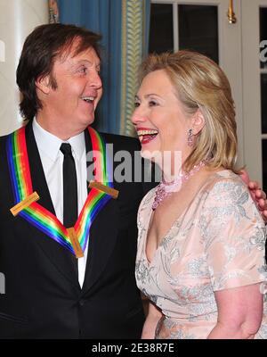 Sir Paul McCartney, l'un des 2010 lauréats du Kennedy Center, partage quelques réflexions avec la Secrétaire d'État américaine Hillary Rodham Clinton lorsqu'elle se prépare à poser sa photo officielle de classe après le dîner officiel de l'artiste au Département d'État des États-Unis à Washington, D.C., États-Unis samedi, 4 décembre 2010. Photo de Ron Sachs/ABACAPRESS.COM Banque D'Images