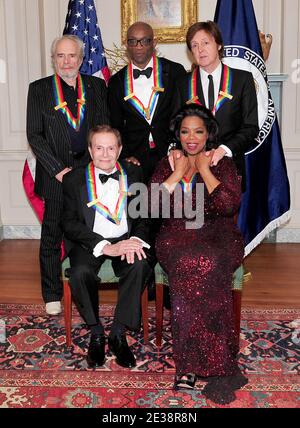 Les 2010 lauréats du Kennedy Centre (rangée supérieure, G-D) Merle Haggard, Bill T. Jones, Et Sir Paul McCartney, (rangée du bas, G-D) Jerry Herman et Oprah Winfrey posent pour leur photo de classe officielle après le dîner de l'artiste officiel au Département d'État des États-Unis à Washington, D.C., États-Unis, le samedi 4 décembre 2010. Photo de Ron Sachs/ABACAPRESS.COM Banque D'Images