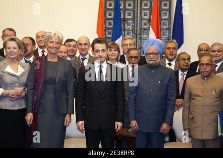 La ministre française des Affaires étrangères et européennes, Michele Alliot-Marie (L), la ministre française des Finances, Christine Lagarde (3L), le président français, Nicolas Sarkozy (4L) et le Premier ministre indien, Manmohan Singh (3R), ainsi que les présidents de la direction, se tiennent le 6 décembre 2010 à la Maison Hyderabad à New Delhi, en Inde. La France a conclu un accord de 9.3 milliards de dollars pour vendre deux réacteurs nucléaires à l’Inde à la suite de discussions entre le président français Nicolas Sarkozy et le Premier ministre indien Manmohan Singh. L'Inde a signé un "accord-cadre" avec le groupe nucléaire étatique français Areva pour le pu Banque D'Images