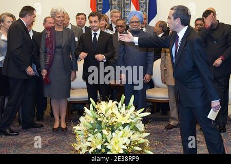 La ministre française des Affaires étrangères et européennes, Michele Alliot-Marie (L), la ministre française des Finances, Christine Lagarde (3L), le président français, Nicolas Sarkozy (4L) et le Premier ministre indien, Manmohan Singh (3R), ainsi que les présidents de la direction, se tiennent le 6 décembre 2010 à la Maison Hyderabad à New Delhi, en Inde. La France a conclu un accord de 9.3 milliards de dollars pour vendre deux réacteurs nucléaires à l’Inde à la suite de discussions entre le président français Nicolas Sarkozy et le Premier ministre indien Manmohan Singh. L'Inde a signé un "accord-cadre" avec le groupe nucléaire étatique français Areva pour le pu Banque D'Images