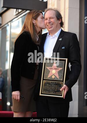 Le compositeur Hans Zimmer, posant avec sa femme Suzanne, est honoré d'une étoile sur le Hollywood Walk of Fame à Los Angeles, le 8 décembre 2010. Photo de Lionel Hahn/AbacaUsa.com Banque D'Images