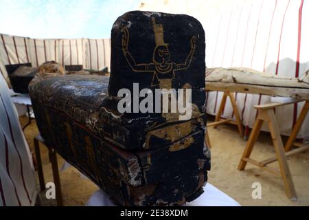 Saqqara, Égypte. 17 janvier 2021. Photo prise le 17 janvier 2021 montre un cercueil en bois à Saqqara, province de Giza, Egypte. Une mission archéologique égyptienne travaillant dans la nécropole de Saqqara près des pyramides de Gizeh a annoncé dimanche la découverte du temple funéraire de l'ancienne reine Egyptienne Neit, épouse et fille du roi Teti, le premier pharaon de la Sixième dynastie qui régnait sur l'Égypte il y a plus de 4,300 ans. Credit: Ahmed Gomaa/Xinhua/Alamy Live News Banque D'Images