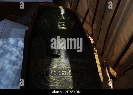 Saqqara, Égypte. 17 janvier 2021. Photo prise le 17 janvier 2021 montre un sarcophage à Saqqara, province de Giza, Égypte. Une mission archéologique égyptienne travaillant dans la nécropole de Saqqara près des pyramides de Gizeh a annoncé dimanche la découverte du temple funéraire de l'ancienne reine Egyptienne Neit, épouse et fille du roi Teti, le premier pharaon de la Sixième dynastie qui régnait sur l'Égypte il y a plus de 4,300 ans. Credit: Ahmed Gomaa/Xinhua/Alamy Live News Banque D'Images