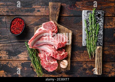 Schnitzel de veau poêlé. Arrière-plan gris. Vue de dessus. Copier l'espace Banque D'Images