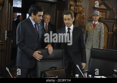 Le président français Nicolas Sarkozy et le Premier ministre français François Fillon sont photographiés lors du sommet franco-allemand à Fribourg, en Allemagne, le 10 décembre 2010. Le président Nicolas Sarkozy et la chancelière Angela Merkel se réunissent pour préparer des positions franco-allemandes conjointes pour le sommet de l'UE de la semaine prochaine. Photo par Elodie Gregoire/ABACAPRESS.COM Banque D'Images
