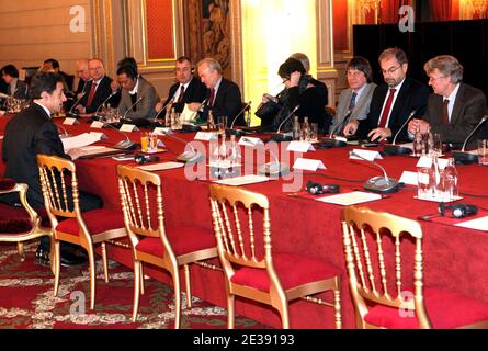 Le président français Nicolas Sarkozy (L) assiste aux réunions des dirigeants syndicaux français en tant que secrétaire général syndical de la CGT, Bernard Thibault (3R), le dirigeant de la CFDT, François Chereque (2R), le secrétaire général de l'FO, Jean-Claude Mailly (R) et d'autres délégués de la Confédération syndicale internationale au Palais de l'Elysée, à Paris, en France, Le 2010 décembre, une rencontre avec le président français Nicolas Sarkozy afin de préparer la présidence française du G20 en 2011. Photo de Lucas Dolega/Pool/ABACAPRESS.COM Banque D'Images