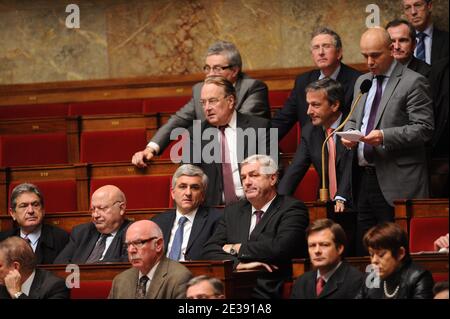 Les députés Christian blanc, Andre Santini, Herve Morin et François Sauvadet sont photographiés lors de la séance hebdomadaire des questions au nouveau gouvernement à l'Assemblée nationale française à Paris, France, le 14 décembre 2010. Photo de Mousse/ABACAPRESS.COM Banque D'Images