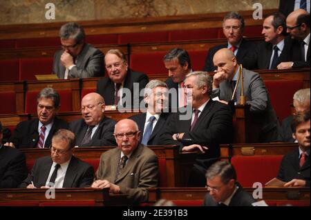 Les députés Christian blanc, Andre Santini, Herve Morin et François Sauvadet sont photographiés lors de la séance hebdomadaire des questions au nouveau gouvernement à l'Assemblée nationale française à Paris, France, le 14 décembre 2010. Photo de Mousse/ABACAPRESS.COM Banque D'Images