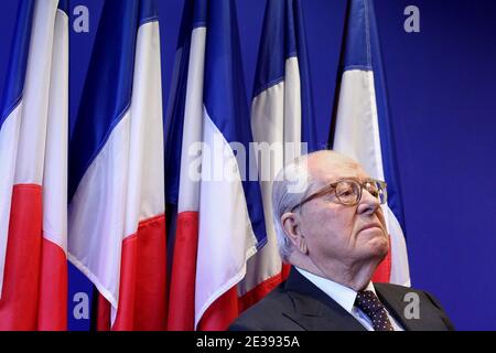 Le président du parti d'extrême-droite du Front National (FN), Jean-Marie le Pen, donne une conférence de presse le 17 décembre 2010 au siège du parti à Nanterre. Les militants du Front National ont commencé à voter par la poste pour l'élection de leur nouveau président à la retraite de Jean-Marie le Pen. La fille du Pen, Marine le Pen, et le second vice-président Bruno Gollnisch sont tous deux candidats à la succession de Jean-Marie le Pen lors d'un congrès de parti, les 15 et 16 janvier 2011 à Tours. Photo de Stephane Lemouton/ABACAPRESS.COM Banque D'Images