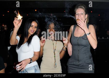 Clara, Emilie et Samira de la télé-réalité française « qui veut epouser mon fils » lors d'une fête à six sept heures à Paris, France, le 17 décembre 2010. Photo d'Alban Wyters/ABACAPRESS.COM Banque D'Images