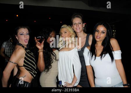 Agathe, Clara, Charlotte, Emilie et Samira de la télé-réalité française « qui veut epouser mon fils » lors d'une fête à six sept heures à Paris, France, le 17 décembre 2010. Photo d'Alban Wyters/ABACAPRESS.COM Banque D'Images