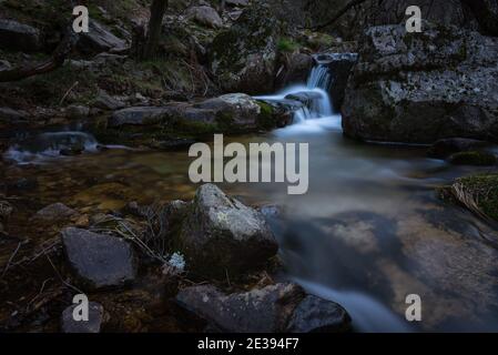 L'eau de la rivière coule entre les rochers et forme de petites cascades, Rascafría, Madrid, Espagne Banque D'Images