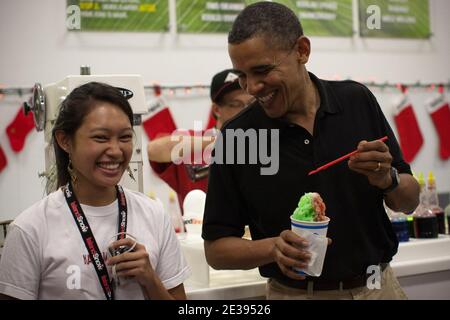 LE 27 décembre 2010, le président AMÉRICAIN Barack Obama se moque de Renee, employé du magasin Island Snow au Kailua Beach Centre de Kailua, à Hawaï, aux États-Unis. Photo de Kent Nishimura/Pool/ABACAPRESS.COM Banque D'Images