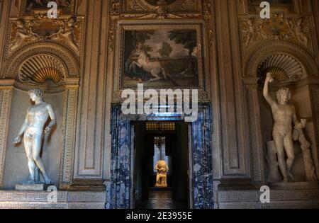 La galerie de Carracci.dans le centre 'la Vierge et l'Unicorne' par Domenichino photographié au Palazzo Farnese à Rome, Italie, le 2010 décembre. Le Palazzo Farnese, le palais le plus monumental de la Renaissance romaine, qui abrite actuellement l'ambassade de France en Italie, ouvre les portes au public pour l'exposition 'Palazzo Farnese - de la Renaissance à l'ambassade de France' à Rome, en Italie, le 17,2010 décembre. L'exposition vise à raviver les histoires entrelacées des papes, cardinaux, rois, ambassadeurs et artistes qui, pendant cinq siècles, ont vécu et traversé le Palais Farnese, contribuant ainsi à le faire Banque D'Images