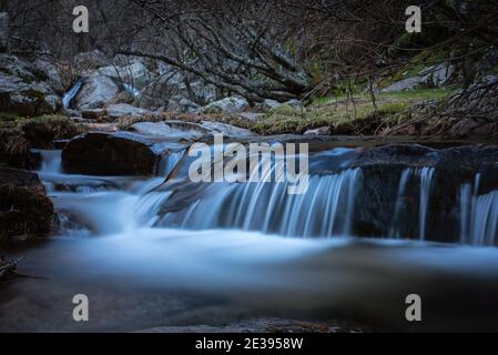 L'eau de la rivière coule entre les rochers et forme de petites cascades, Rascafría, Madrid, Espagne Banque D'Images