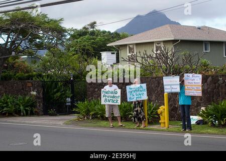 Les gens brandient des signes alors que le président américain Barack Obama passe par un convoi sur son chemin vers la base des Marines d'Hawaï à Kailua, à Hawaï, le 31 décembre 2010. Photo de Kent Nishimura/ISP Pool/ABACAPRESS.COM Banque D'Images