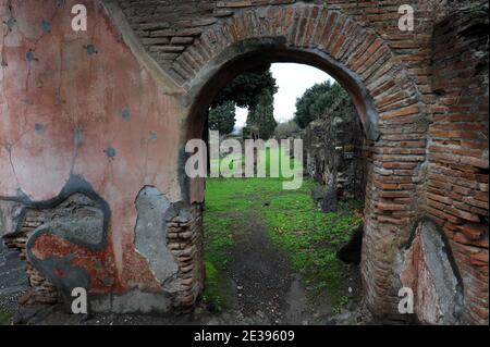 Vue sur la nécropole de Porta Ercolano à Pompéi, dans le sud de l'Italie, le 25 novembre 2010. L'ancienne ville romaine de Pompéi, conservée dans des cendres volcaniques il y a 2,000 ans, souffre de pourriture. Les archéologues disent qu'il est ruiné par le vandalisme, la pollution et la négligence. Ses trésors sont maintenant en grand danger d'être perdu pour toujours. Le 6 novembre, la Maison des gladiateurs de Pompéi s'est effondrée et le reste de l'extraordinaire ville ancienne est dans un état périlleux. Pompéi a été détruite en 79 après J.-C. par une éruption du Vésuve. Photo par Eric Vandeville/ABACAPRESS.COM Banque D'Images