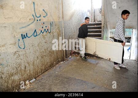 25 familles algériennes vivent dans des logements précaires dans le domaine de Diar Chems à El-Madania, en Algérie, le 29 décembre 2010. Les familles souhaitent des nouvelles. Photo de Louiza Ammi/ABACAPRESS.COM Banque D'Images