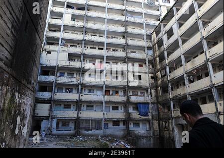 25 familles algériennes vivent dans des logements précaires dans le domaine de Diar Chems à El-Madania, en Algérie, le 29 décembre 2010. Les familles souhaitent des nouvelles. Photo de Louiza Ammi/ABACAPRESS.COM Banque D'Images