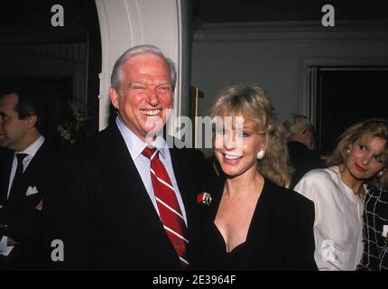 Sidney Sheldon et Barbara Eden 'Windmill of the God' Book Party, Californie 1987 Credit: Ralph Dominguez/MediaPunch Banque D'Images