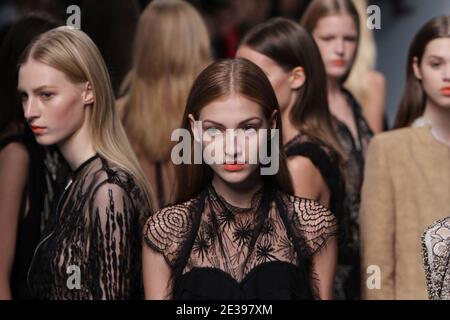 Les modèles présentent une création de la designer Sharon Wauchob pour sa présentation de collection prêt-à-porter printemps-été 2011 qui s'est tenue aux Beaux-Arts à Paris, en France, le 01 octobre 2010. Photo de Roberto Martinelli/ABACAPRESS.COM Banque D'Images