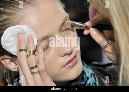 Un modèle de coulisses lors de la présentation de la collection prêt-à-porter Lanvin printemps-été 2011 à Paris, en France, le 01 octobre 2010. Photo de Christophe Guibbbaud/ABACAPRESS.COM Banque D'Images