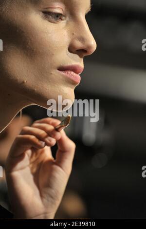 Un modèle de coulisses lors de la présentation de la collection prêt-à-porter Lanvin printemps-été 2011 à Paris, en France, le 01 octobre 2010. Photo de Christophe Guibbbaud/ABACAPRESS.COM Banque D'Images