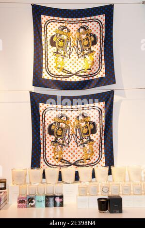 Ouverture de la collaboration entre Hermes et Colette avec 4 foulards en édition limitée 'Hermes for Colette', en vente dans sa propre boîte orange spéciale au premier étage du concept store Colette, à Paris, France, le 01 octobre 2010. Photo de Nicolas Genin/ABACAPRESS.COM Banque D'Images