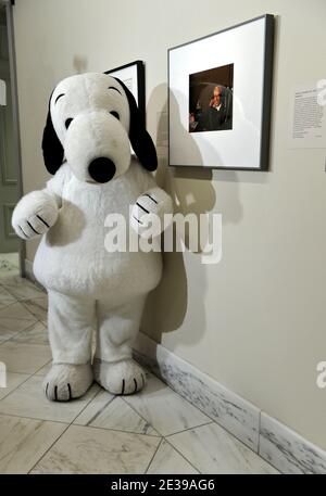 Snoopy pose avec l'exposition de portrait Charles M. Schulz pendant le 60e anniversaire de Peanuts et la présentation du portrait Yousuf Karsh de Charles M. Schulz (1922-2000) à la Smithsonian Institute National Portrait Gallery, tenue à Washington DC, le vendredi 1er octobre 2010. Photo par Graylock/ABACAPRESS.COM Banque D'Images