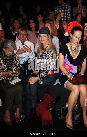 Cyrielle Claire au premier rang du défilé de mode Leonard lors de la semaine de la mode de Paris Printemps/été 2011, au Pavillon Alexandre III à Paris, France, le 4 octobre 2010. Photo de Nicolas Briquet/ABACAPRESS.COM Banque D'Images