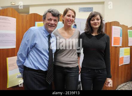 Le marin français Maud Fontenoy, l'actrice Marion Cotillard et le ministre français de l'écologie Jean-Louis Borloo lancent le programme éducatif de l'association Maud Fontenoy 'saurons la biodiversité' au Collège Valmy de Paris, France, le 8 octobre 2010. Photo de Giancarlo Gorassini/ABACAPRESS.COM Banque D'Images